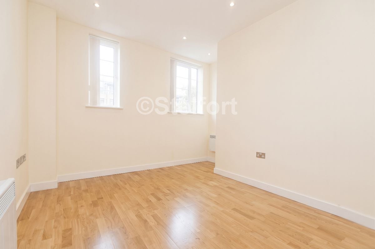 Flat Sussex Way in Greater London