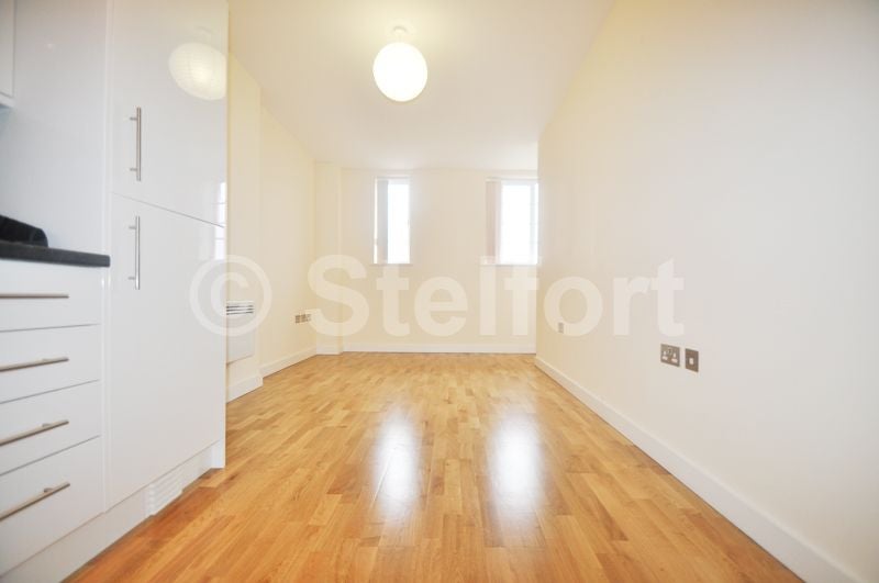 Flat Sussex Way in Greater London