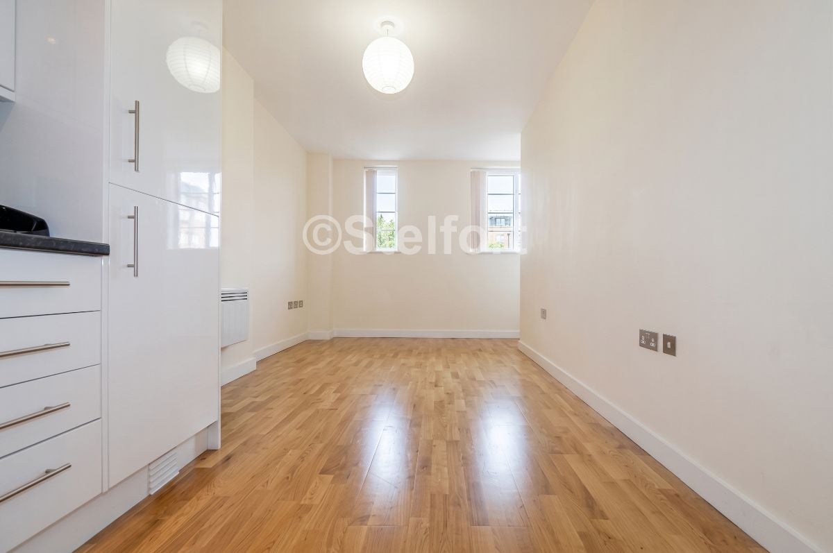 Flat Sussex Way in Greater London