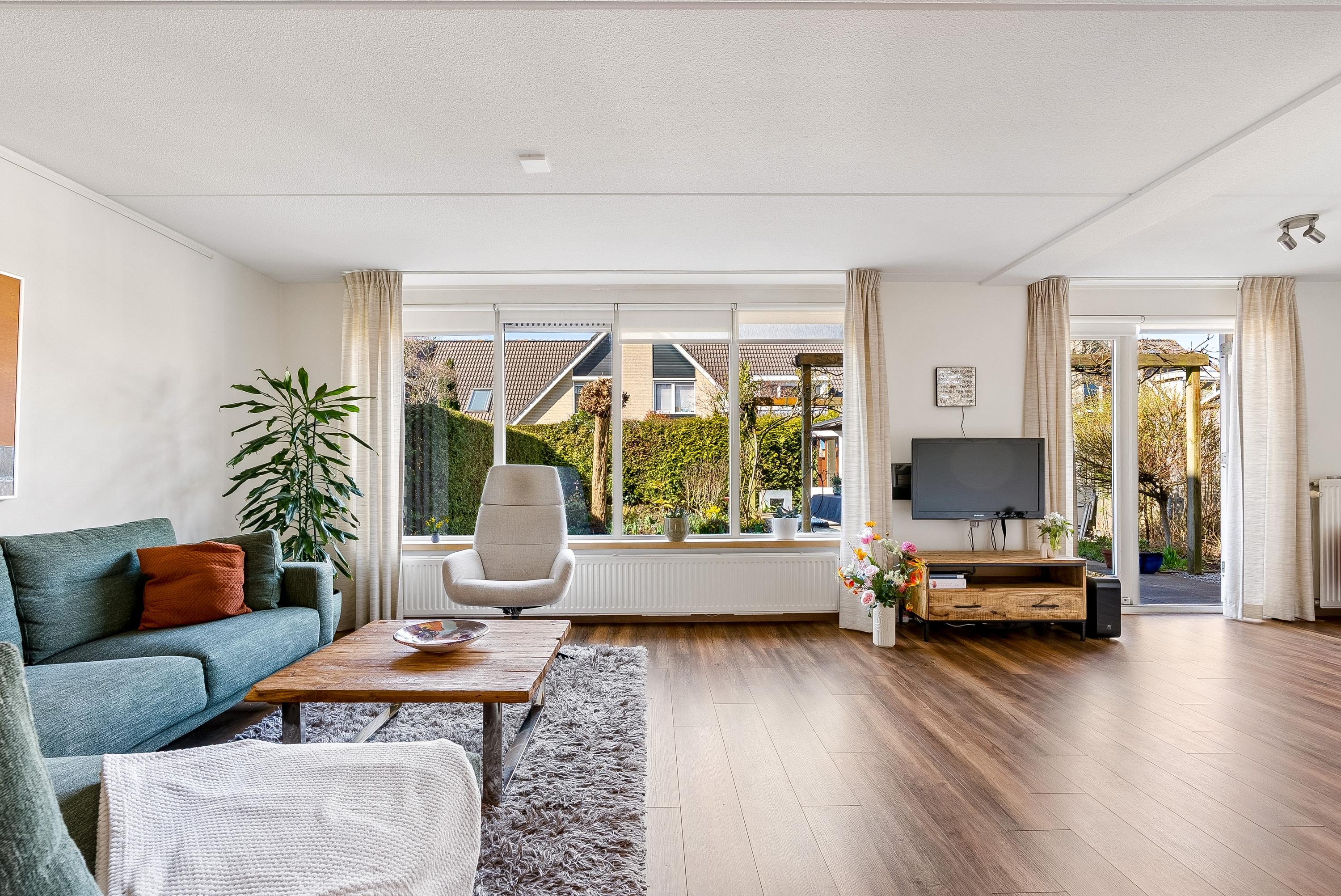 Twee-onder-één-kap te koop: Leendert Valstarstraat 19, Almere