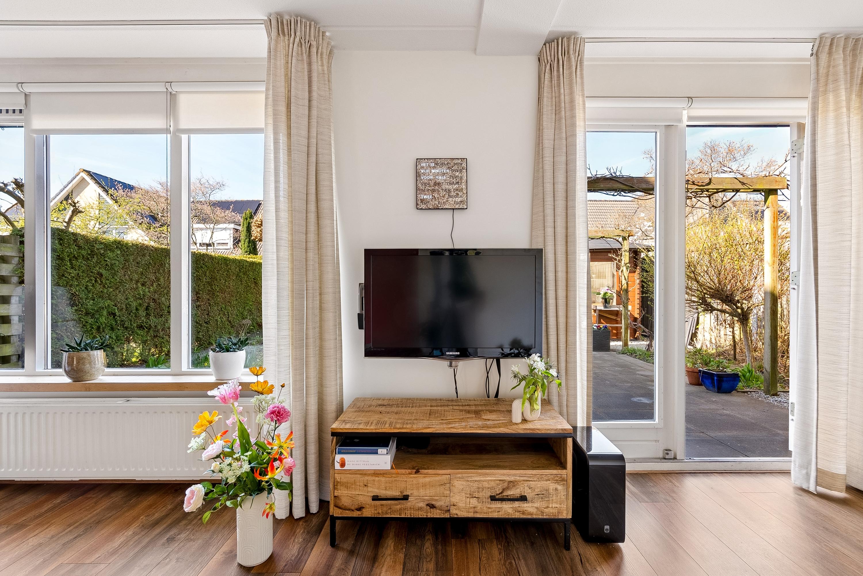 Twee-onder-één-kap te koop: Leendert Valstarstraat 19, Almere