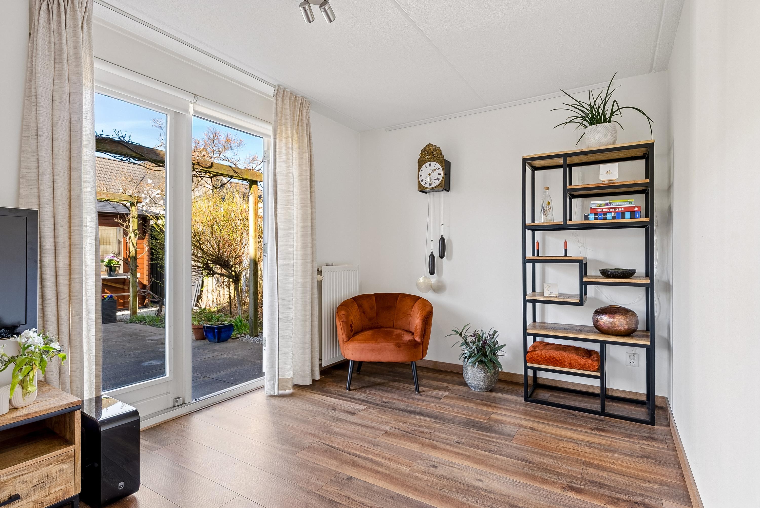 Twee-onder-één-kap te koop: Leendert Valstarstraat 19, Almere