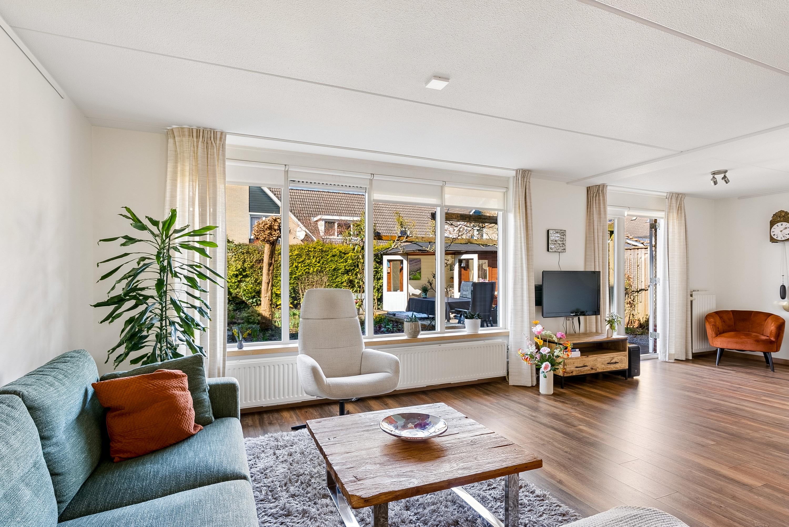 Twee-onder-één-kap te koop: Leendert Valstarstraat 19, Almere