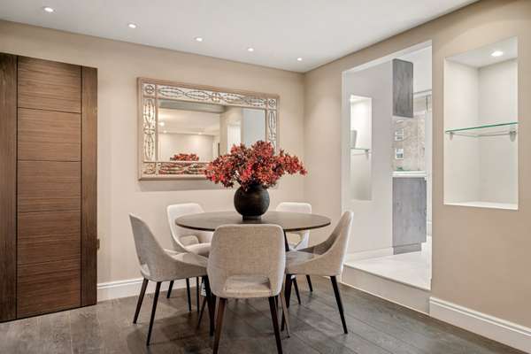 Flat Finchley Road in Greater London