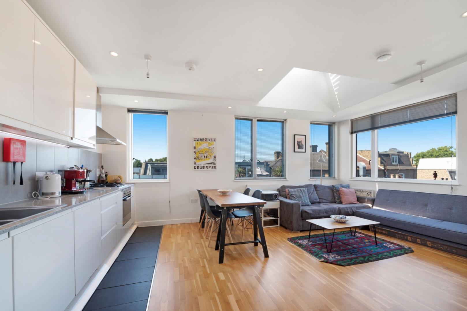 Flat Glebe Road in Greater London
