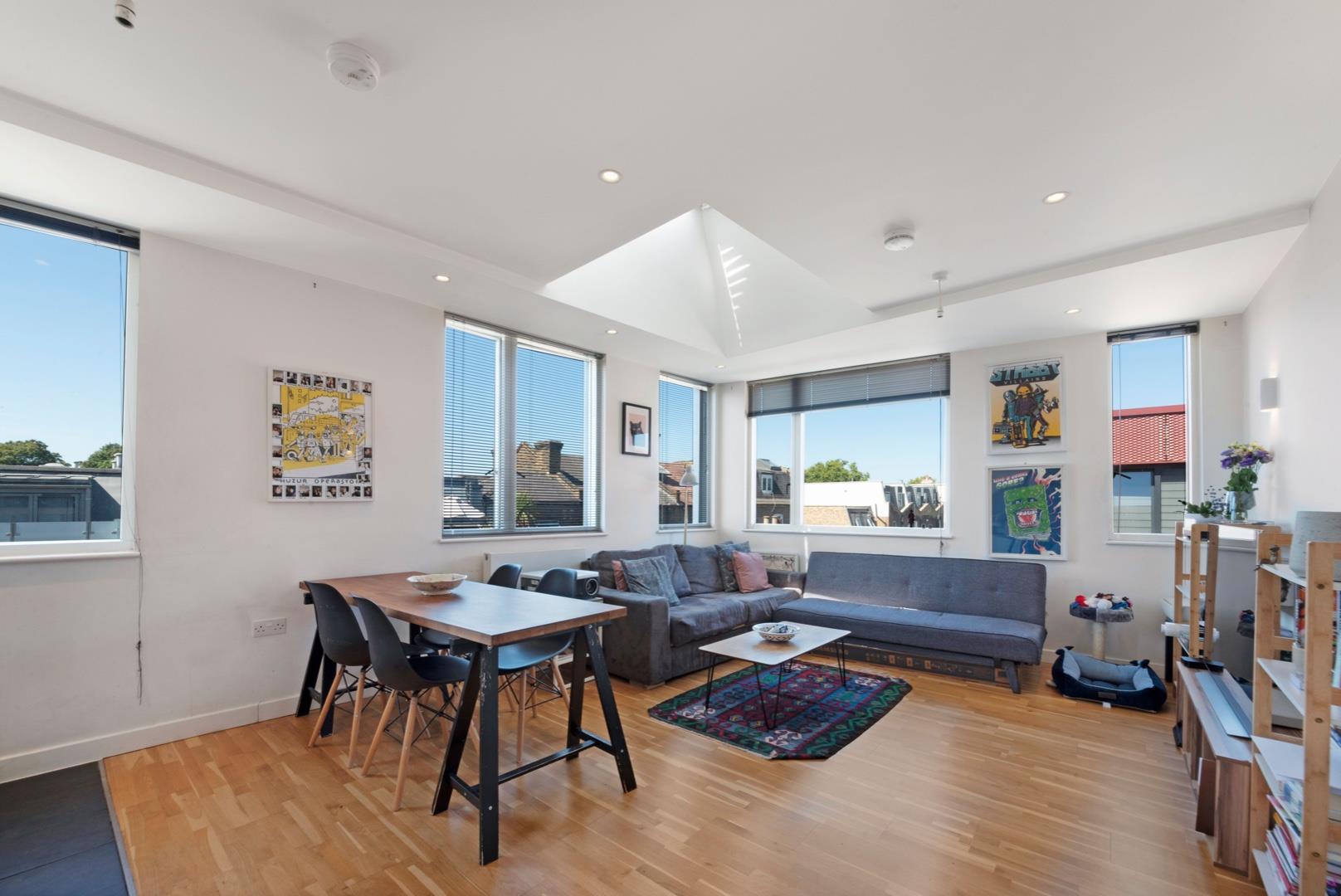 Flat Glebe Road in Greater London