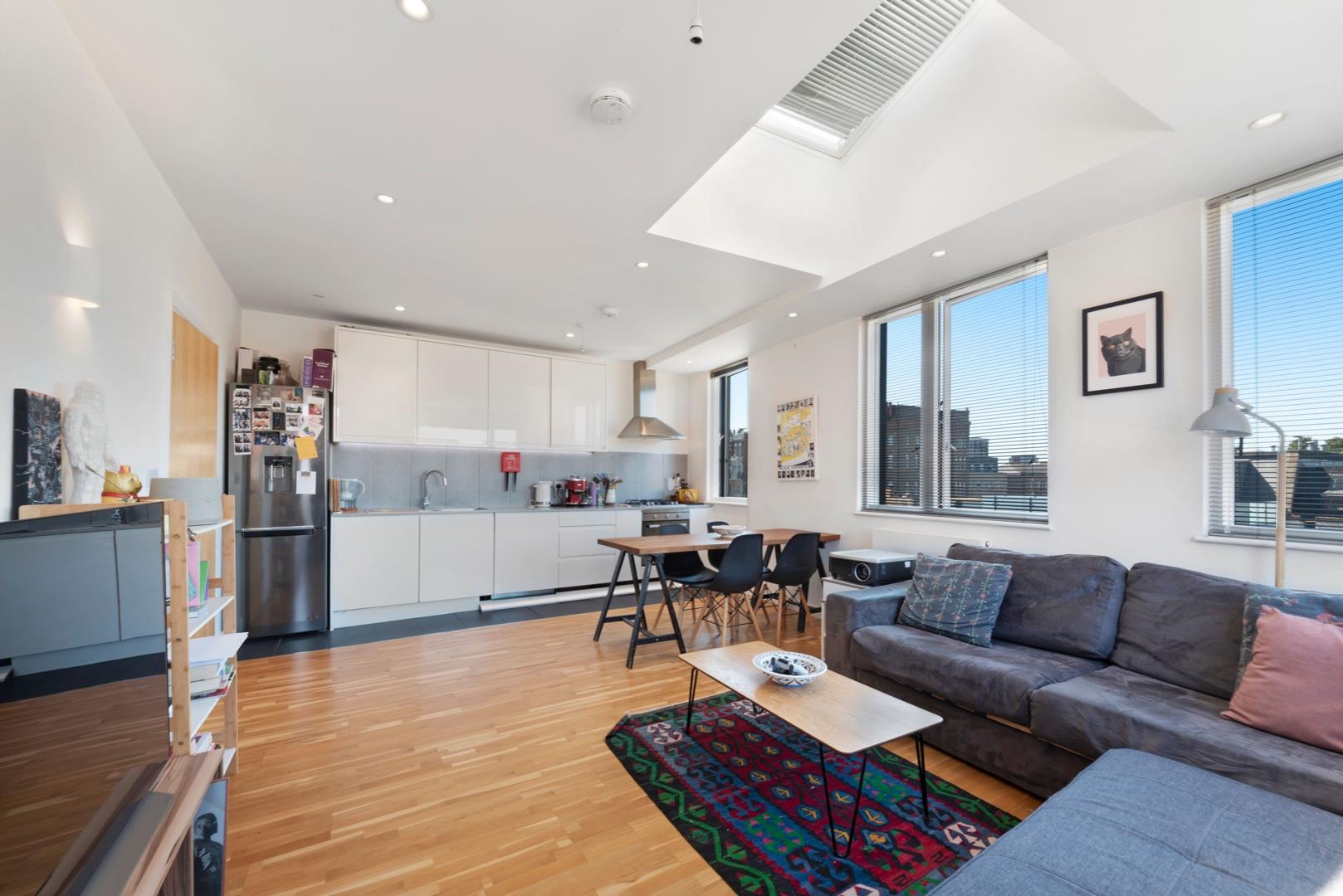 Flat Glebe Road in Greater London