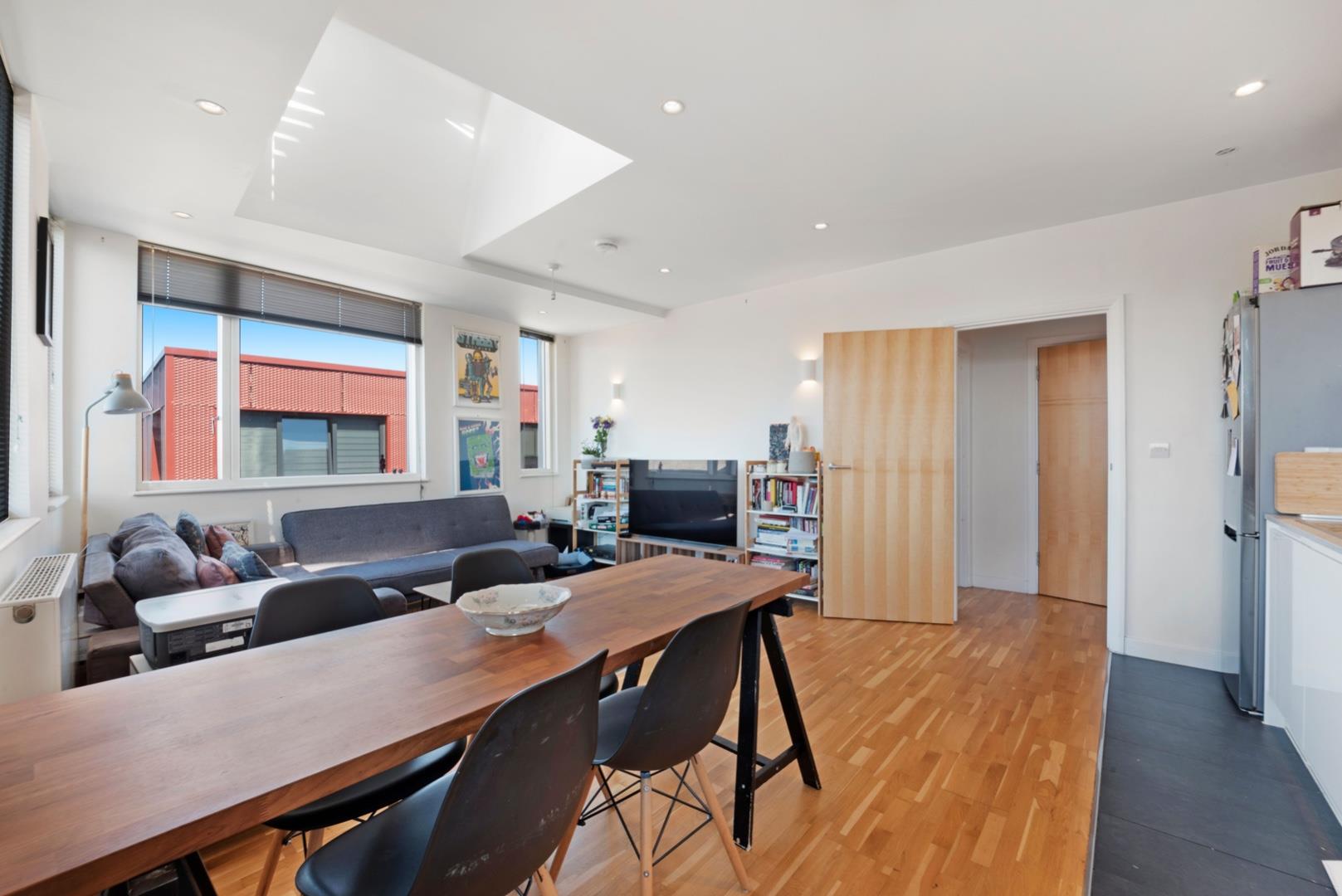 Flat Glebe Road in Greater London