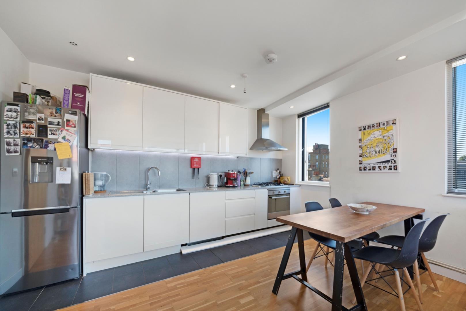Flat Glebe Road in Greater London