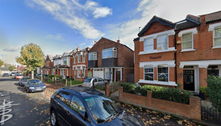 Flat Dennan Road in Greater London