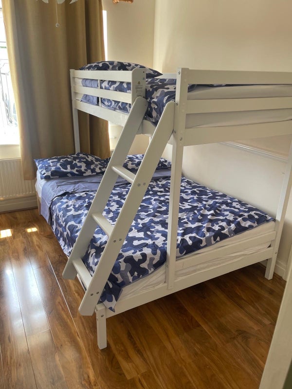 Room De Lapre Close in Greater London