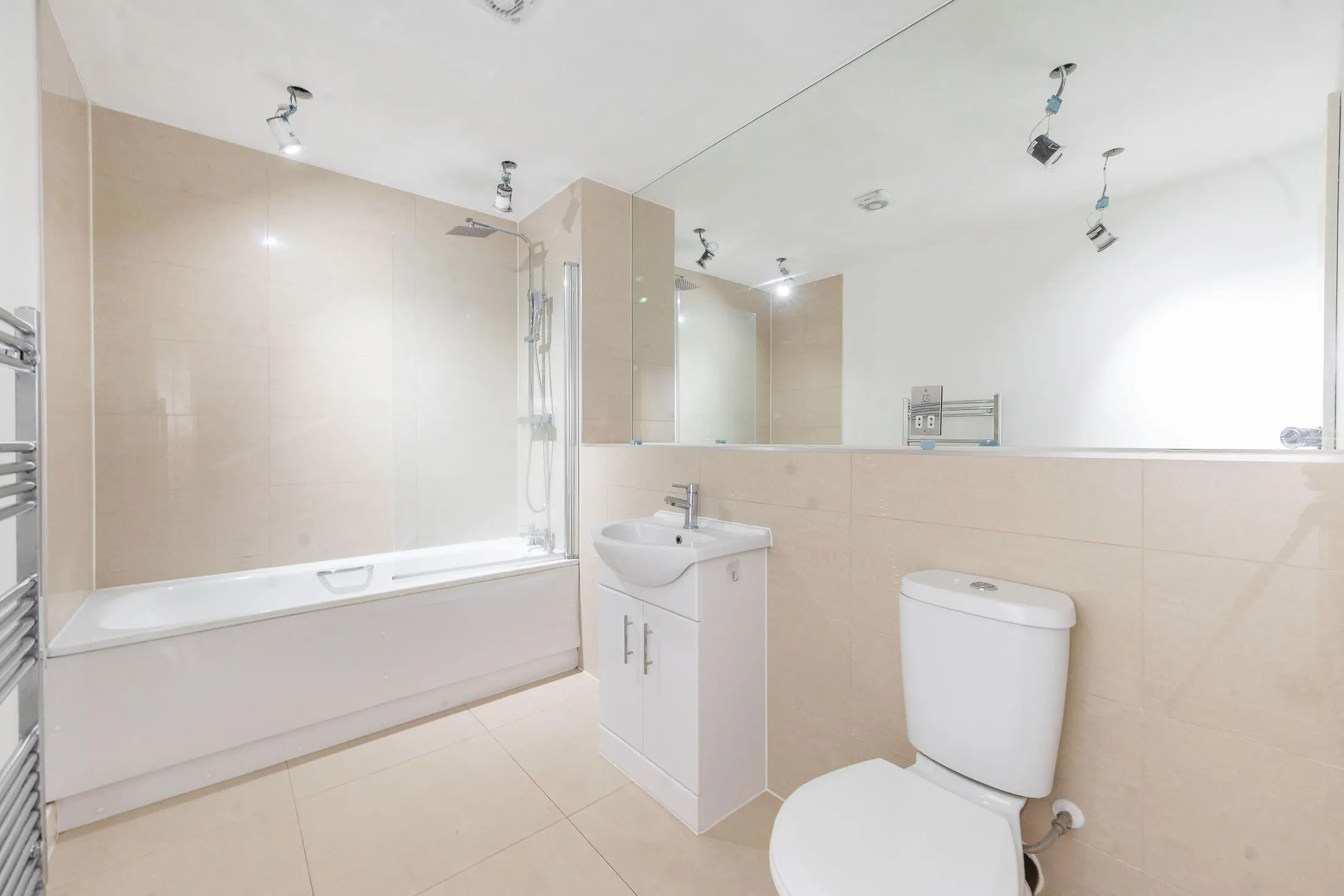 Flat Imperial Drive in Greater London