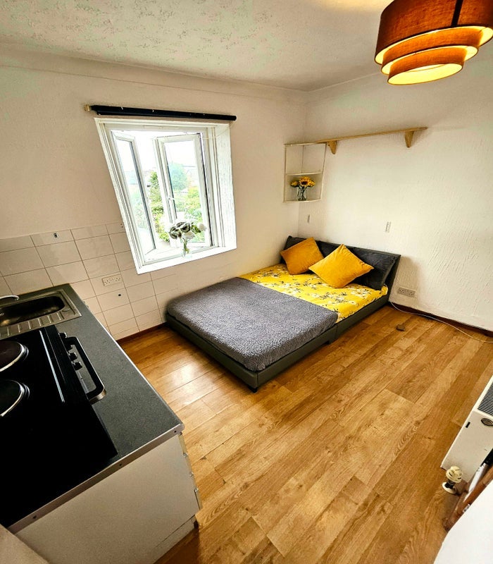Room Chatsworth Road in Poole
