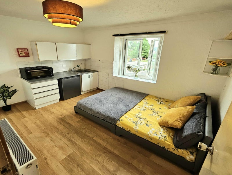 Room Chatsworth Road in Poole