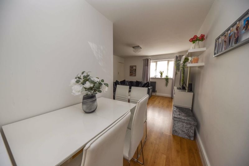 Flat Valentine Court in Waterlooville
