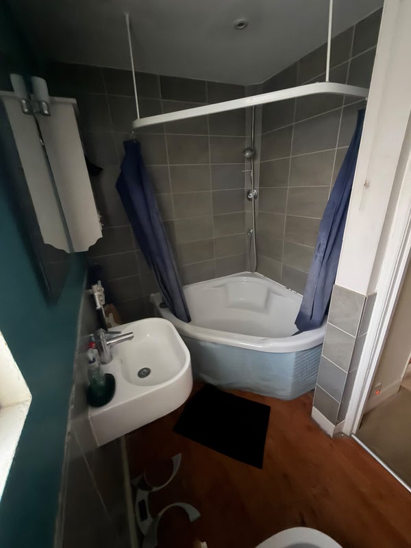Flat Vardens Road in Greater London