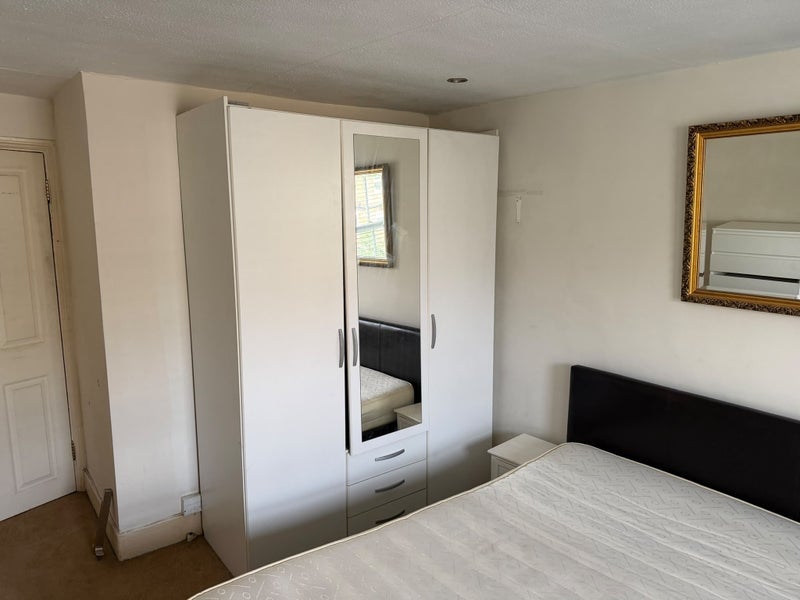 Flat Vardens Road in Greater London