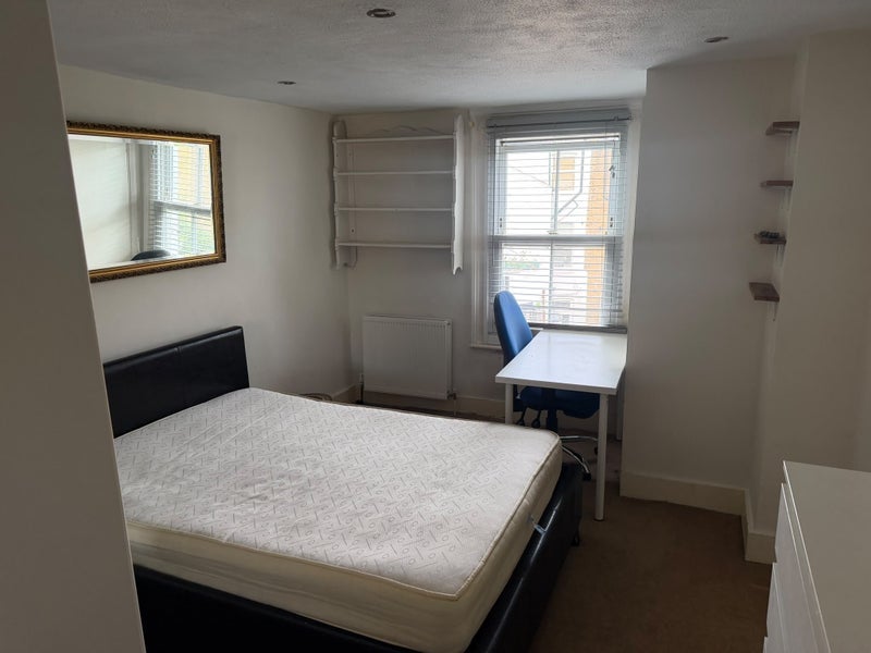 Flat Vardens Road in Greater London