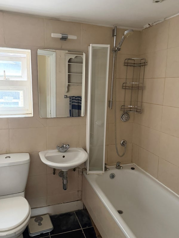 Flat Vardens Road in Greater London