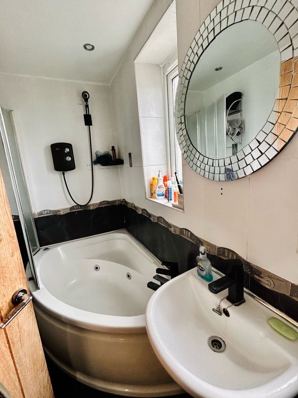 Room Harbury Crescent in Manchester