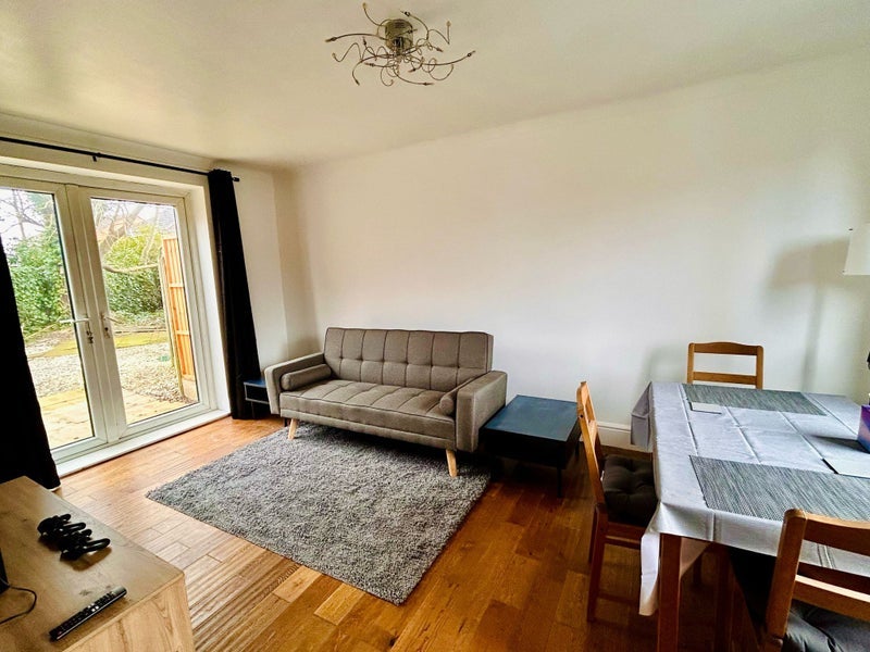 Room Harbury Crescent in Manchester