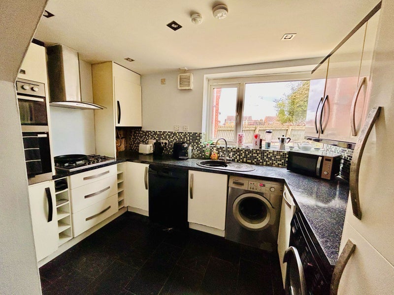 Room Harbury Crescent in Manchester