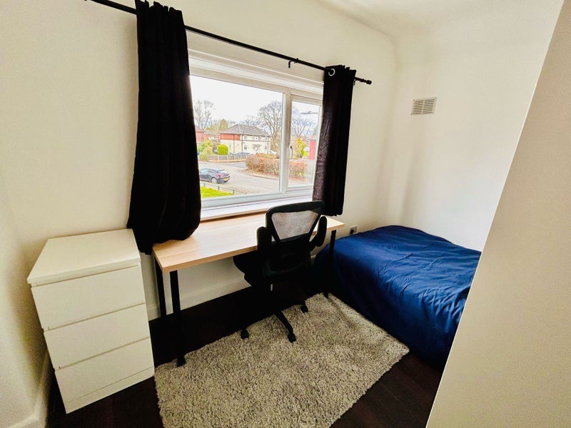 Room Harbury Crescent in Manchester