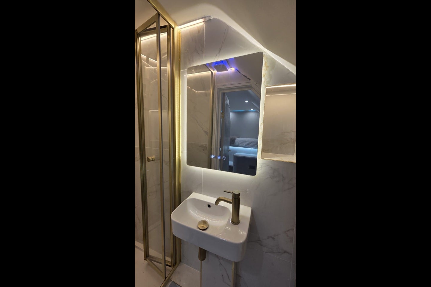 Room Dawes Avenue in Greater London