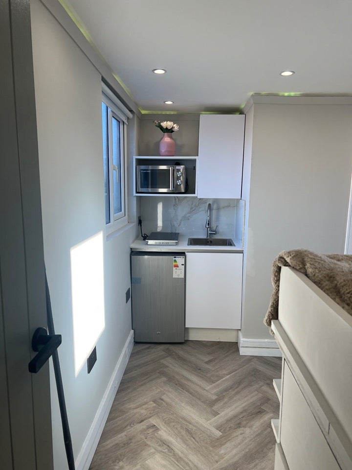 Room Dawes Avenue in Greater London