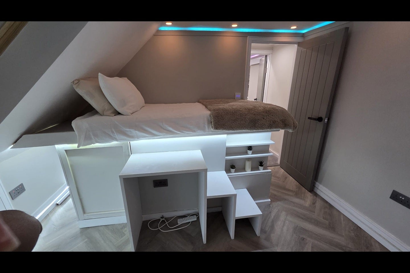 Room Dawes Avenue in Greater London