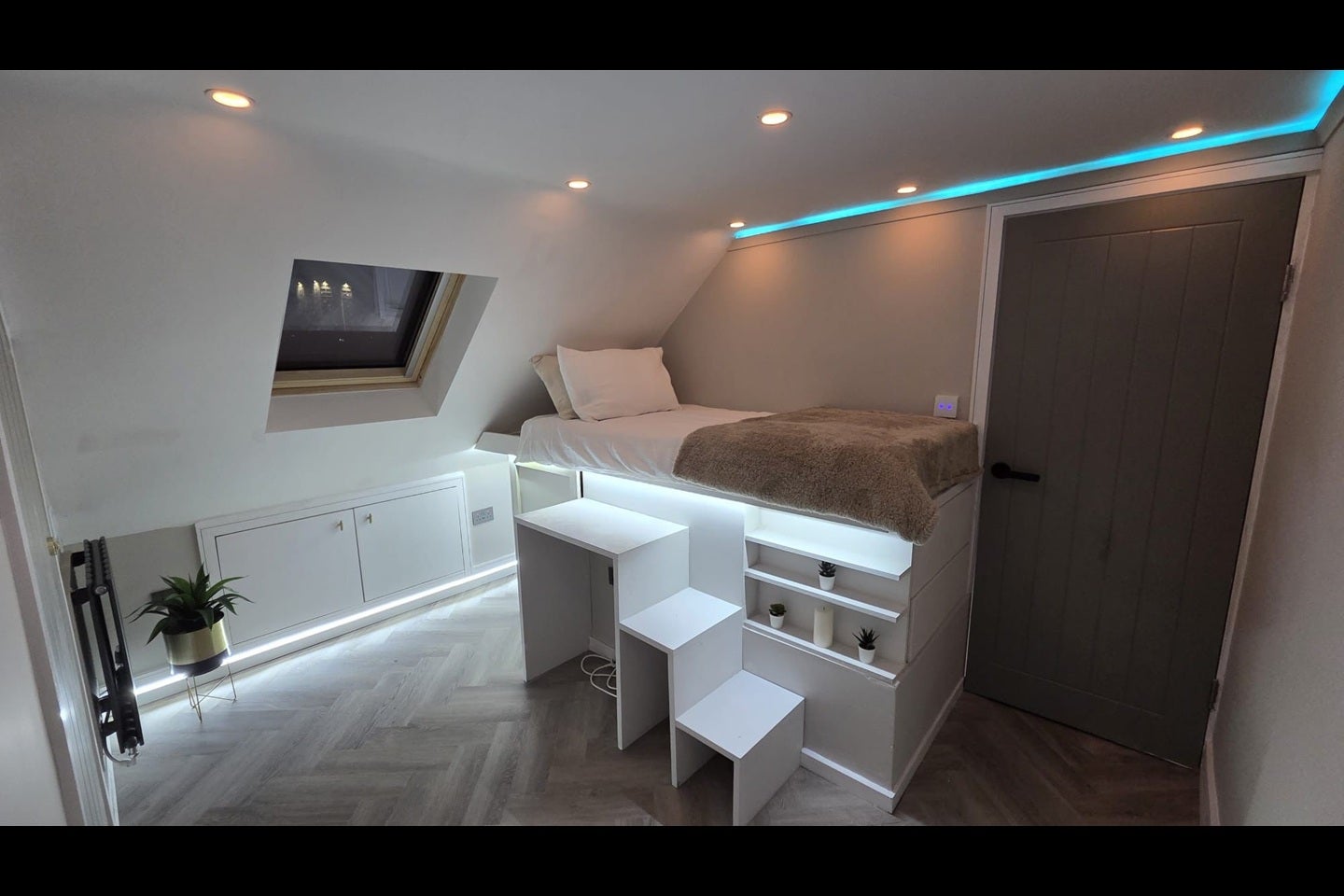 Room Dawes Avenue in Greater London