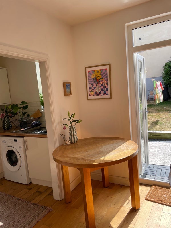 Room Highworth Road in Bristol