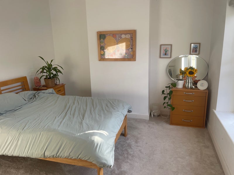 Room Highworth Road in Bristol