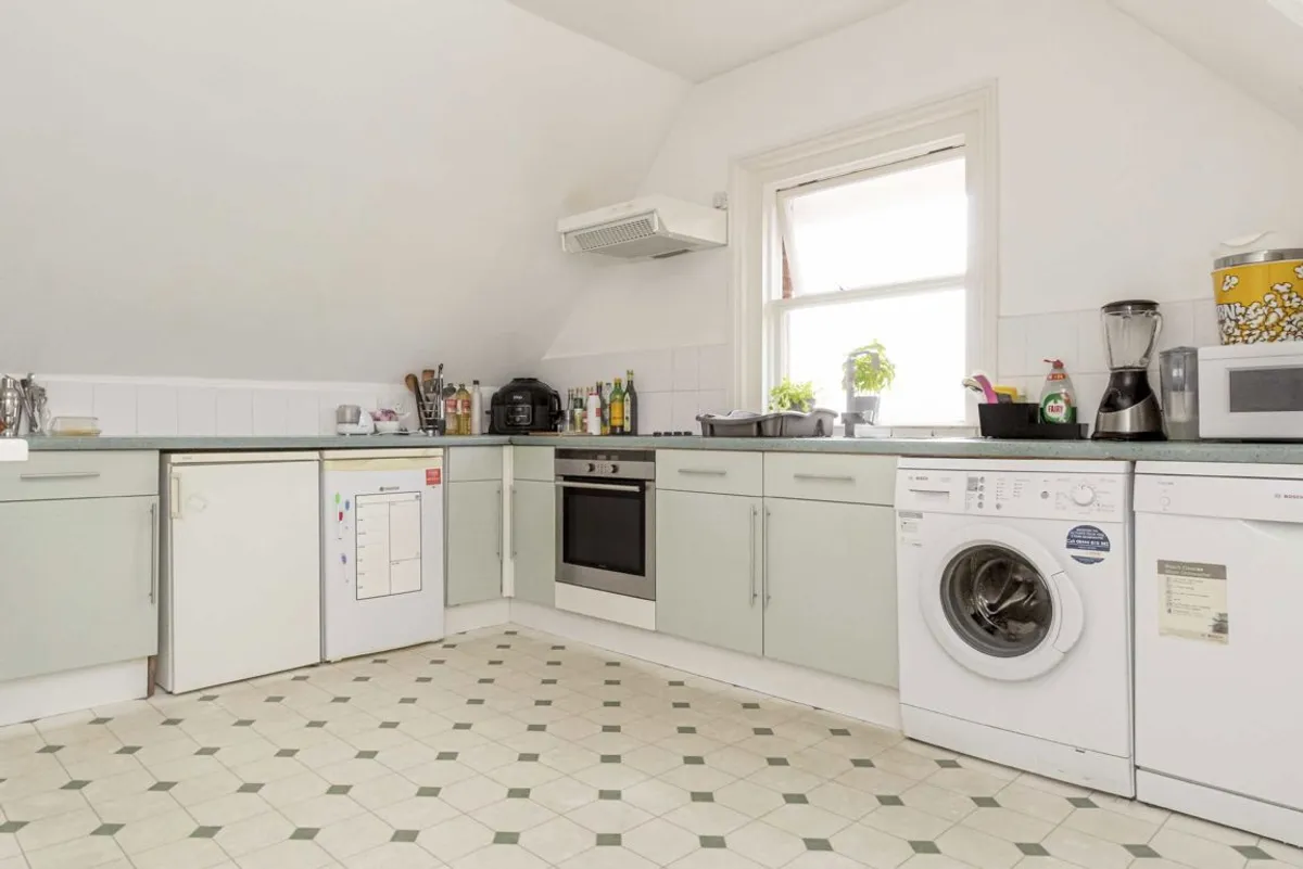 Flat Lower Teddington Road in Greater London