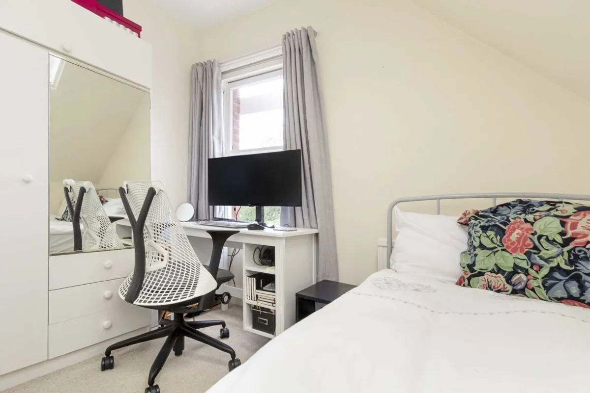 Flat Lower Teddington Road in Greater London