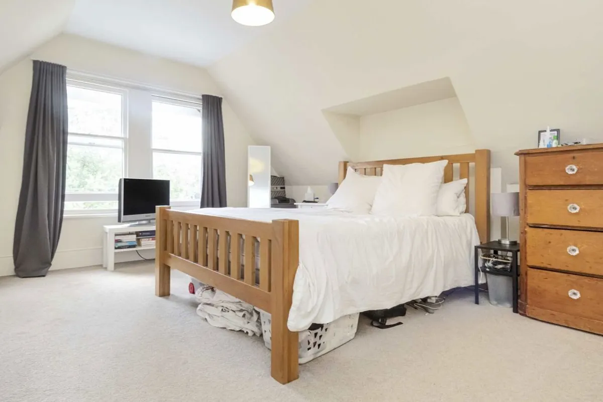 Flat Lower Teddington Road in Greater London