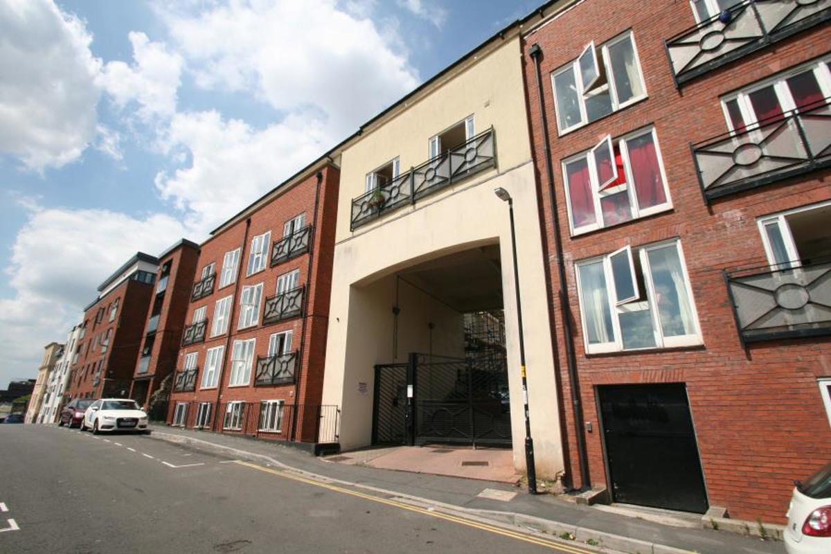 Flat Midland Mews in Bristol