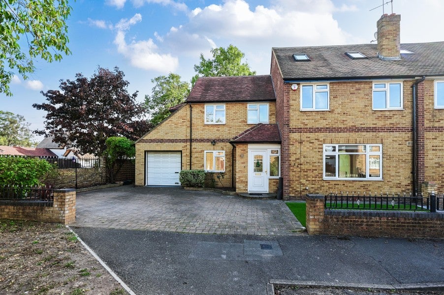 House Almond Close in Borough of Spelthorne