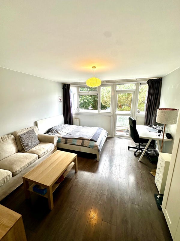 Flat Brangton Road in Greater London