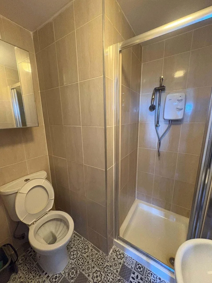 Room Barnfield Road in Greater London