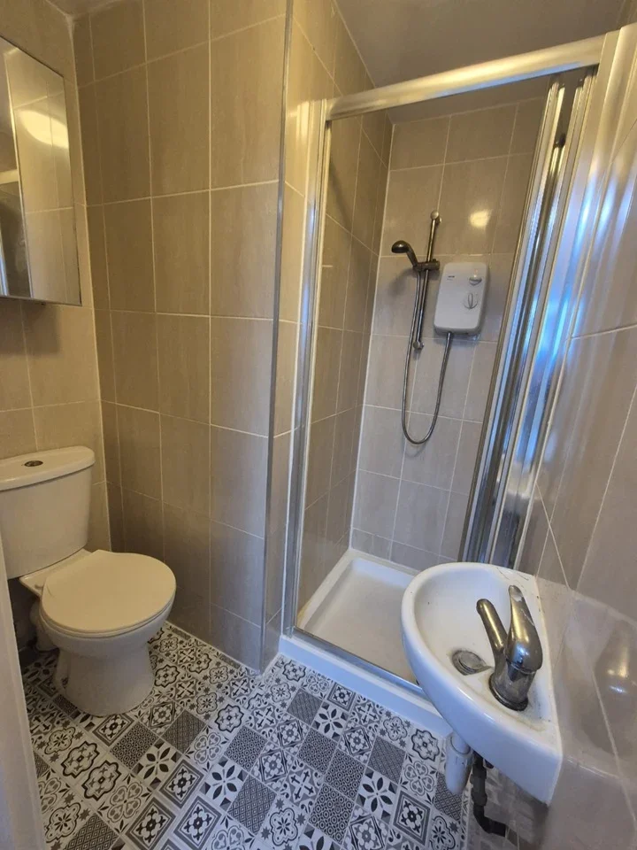 Room Barnfield Road in Greater London