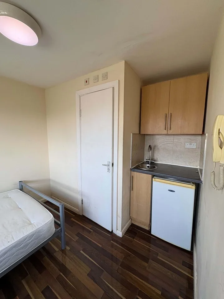 Room Barnfield Road in Greater London
