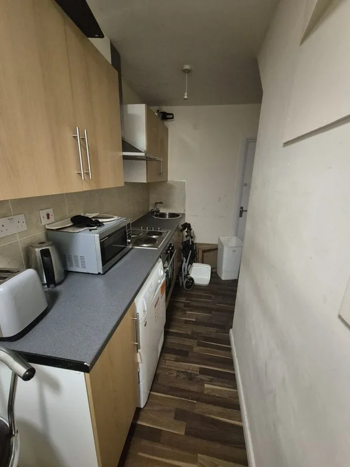 Room Barnfield Road in Greater London
