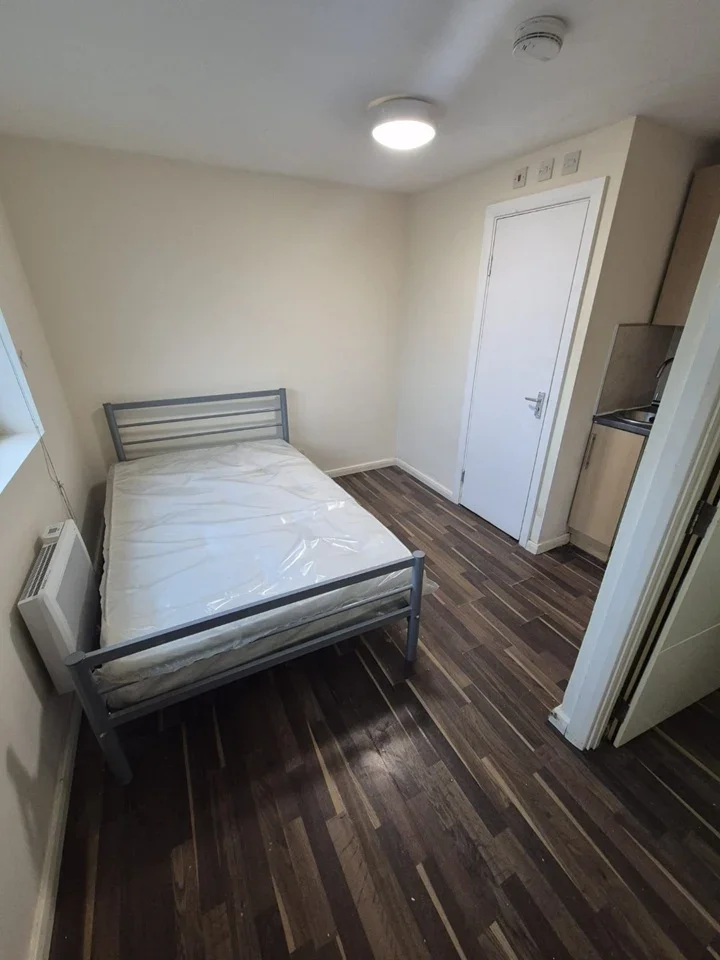 Room Barnfield Road in Greater London