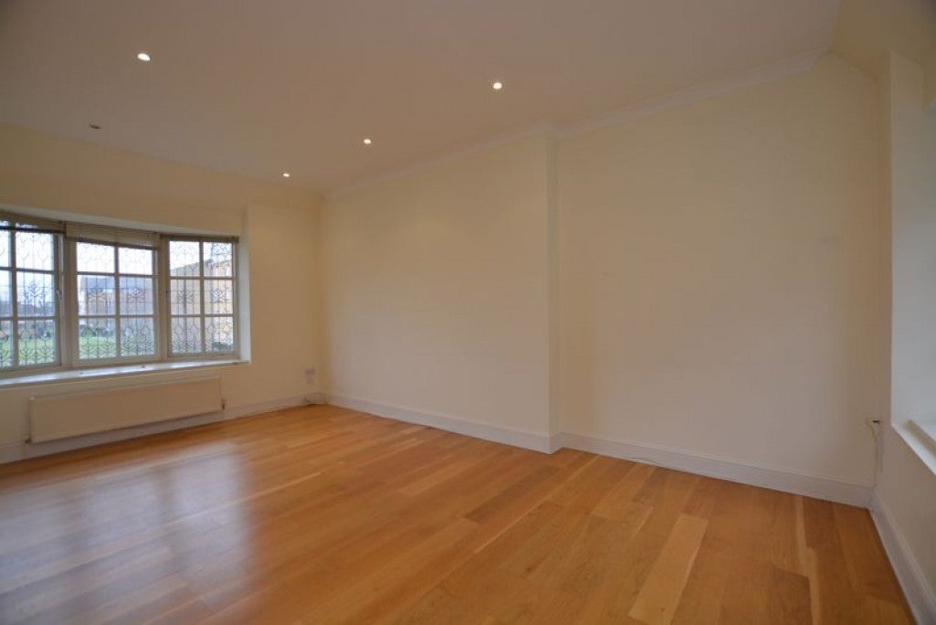 Flat Borough Road in Greater London