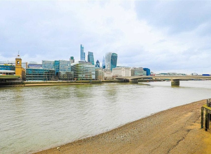 Flat Clink Street in Greater London
