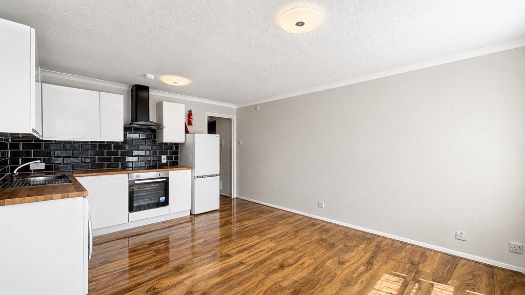 Flat Nightingale Way in Greater London
