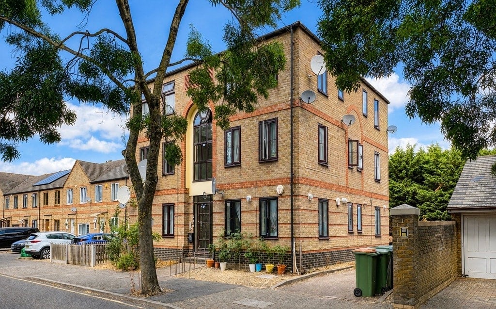 Flat Nightingale Way in Greater London
