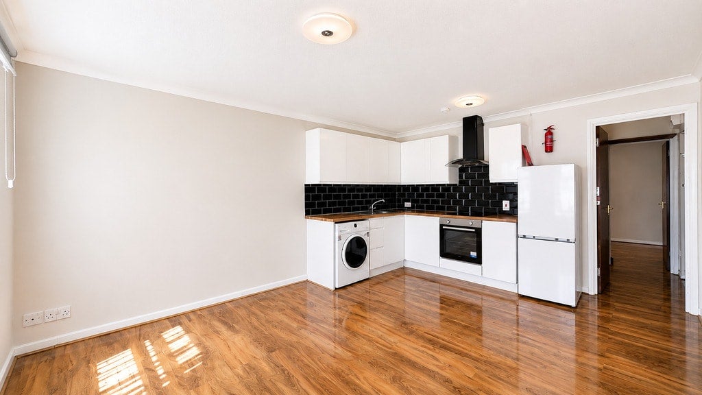 Flat Nightingale Way in Greater London