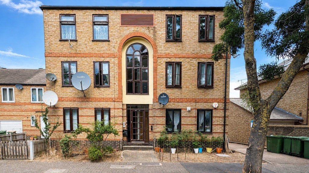 Flat Nightingale Way in Greater London